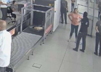 Havalimanında yakalandı: İç çamaşırından 30 milyon lira kıymetinde pırlanta çıktı