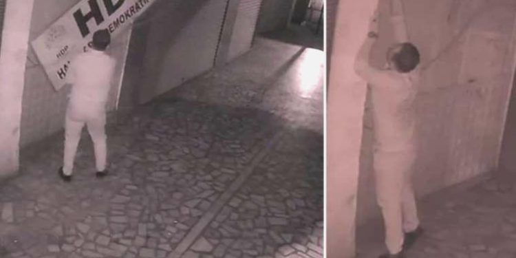 HDP Vilayet Başkanlığının tabelasını söküp, çöp konteynerine attı