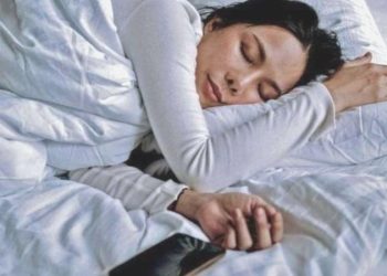 iPhone’ları şarjda yastığın altına koyanlar dikkat: Yaralanmalara yol açabilir