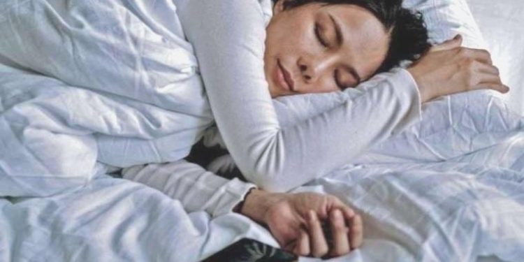 iPhone’ları şarjda yastığın altına koyanlar dikkat: Yaralanmalara yol açabilir