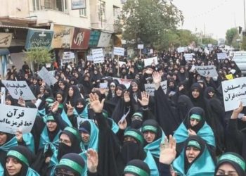 İranlı bayanlardan başörtüsüne ‘kefenli’ dayanak yürüyüşü