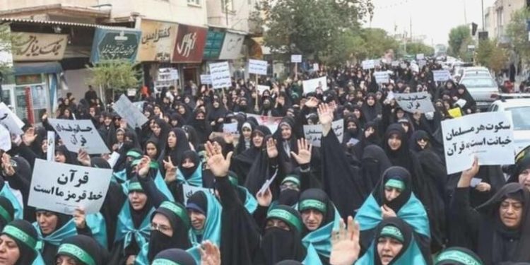 İranlı bayanlardan başörtüsüne ‘kefenli’ dayanak yürüyüşü