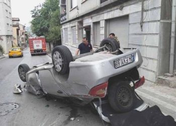 İstanbul’da feci kaza… Denetimden çıkan araç direğe çarptı: 5 yaralı