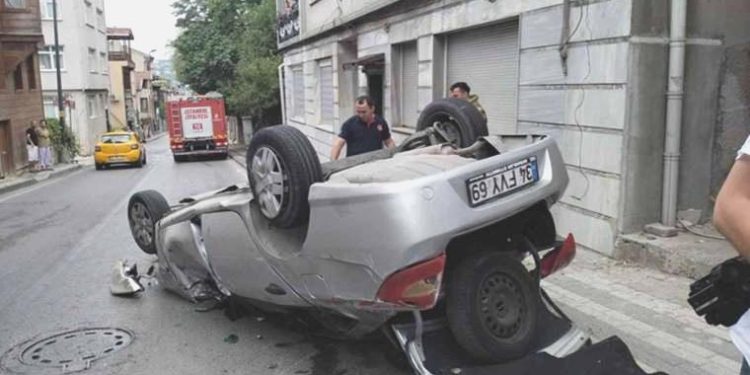 İstanbul’da feci kaza… Denetimden çıkan araç direğe çarptı: 5 yaralı
