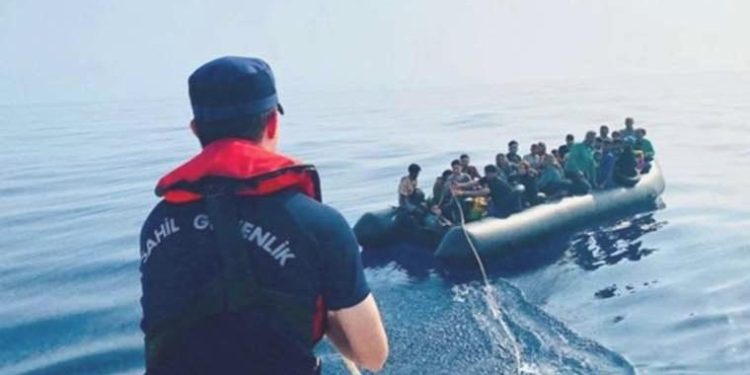 İzmir açıklarında 125 kaçak göçmen kurtarıldı, 47 kaçak göçmen yakalandı