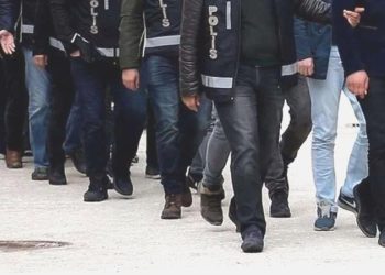 İzmir’de FETÖ operasyonunda 20 kuşkulu yakalandı