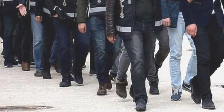 İzmir’de FETÖ operasyonunda 20 kuşkulu yakalandı