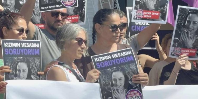 Kadıköy’de bayanlar Fatma His Özkan için adalet istedi: ‘Artık hepimizin gözü pencerelerde, balkonlarda’