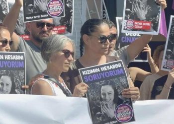 Kadıköy’de bayanlar Fatma His Özkan için adalet istedi: ‘Artık hepimizin gözü pencerelerde, balkonlarda’