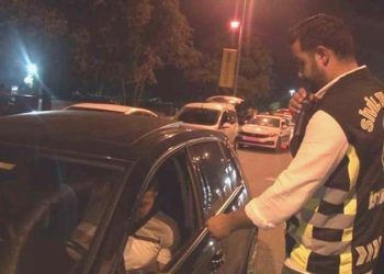 Kadıköy’de kontrole takılan alkollü şoförden muhabirlere değişik istek: ‘Cezayı siz ödeyin’