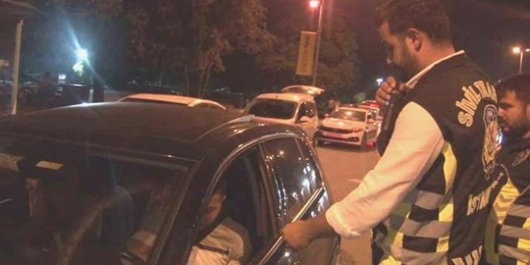 Kadıköy’de kontrole takılan alkollü şoförden muhabirlere farklı istek: ‘Cezayı siz ödeyin’