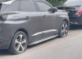 Kadıköy’de park halindeki çok sayıda arabanın lastiği patlatıldı