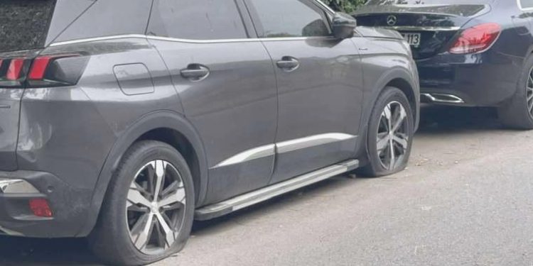 Kadıköy’de park halindeki çok sayıda arabanın lastiği patlatıldı