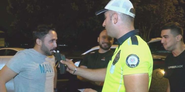 Kadıköy’de trafik kontrollerinde 97 şoföre ceza: ‘Polis ağabeyler kulağımı çekti’