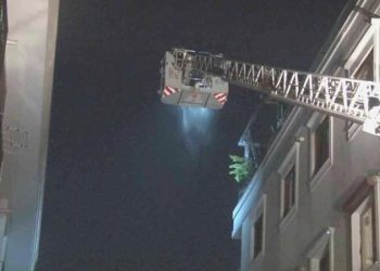 Kadıköy’de yangında can pazarı: Korkuluklardan düşen bayan öldü, eşi yaralandı