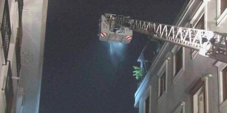 Kadıköy’de yangında can pazarı: Korkuluklardan düşen bayan öldü, eşi yaralandı