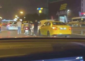 Kadıköy’de yol hengamesi: Taksiciyi darbettiler