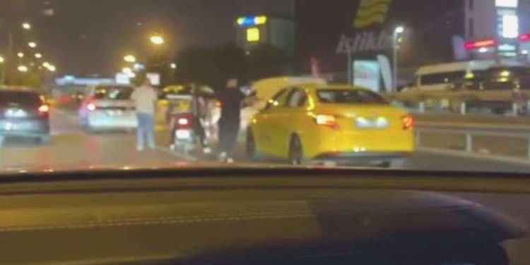Kadıköy’de yol hengamesi: Taksiciyi darbettiler