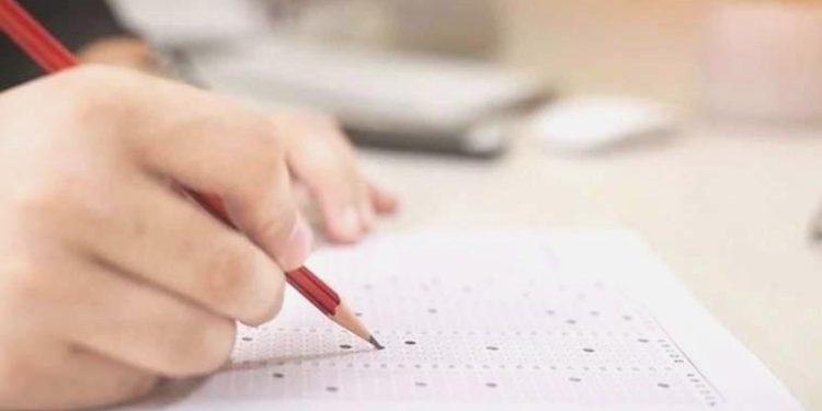 Kars’ta ehliyet imtihanına suçüstü