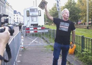 Lahey’deki Türk Büyükelçiliği önünde Kuran yırttılar