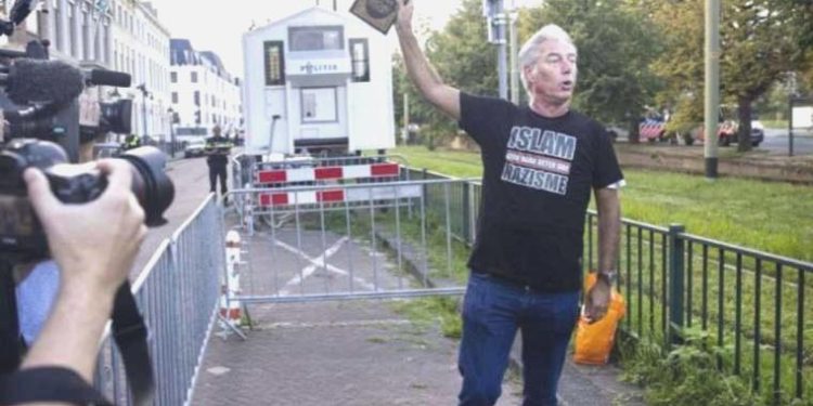 Lahey’deki Türk Büyükelçiliği önünde Kuran yırttılar