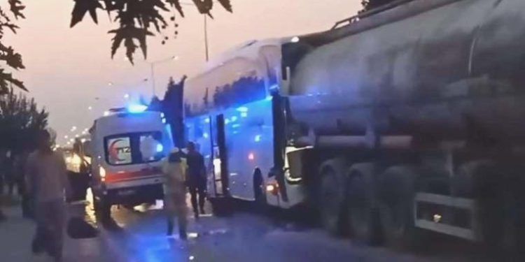 Manisa’da yolcu otobüsü tankere çarptı: Çok sayıda yaralı!