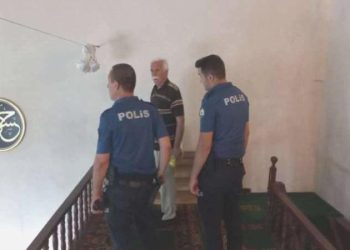 Mescitte namaz kılarken telefonu çalındı