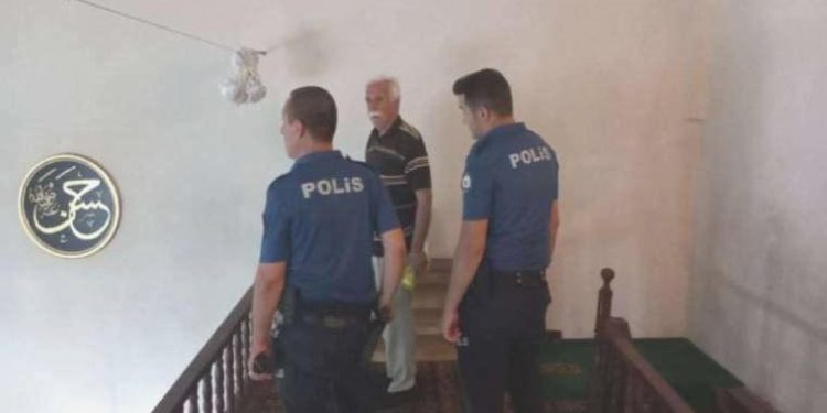 Mescitte namaz kılarken telefonu çalındı