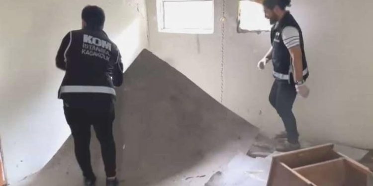 Metruk binaya tarihi eser operasyonu: 5 bin sikke ele geçirildi!