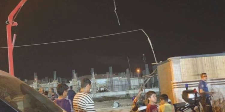 Okul inşaatında beton mikserinin hortumu çarptı, ağır yaralandı