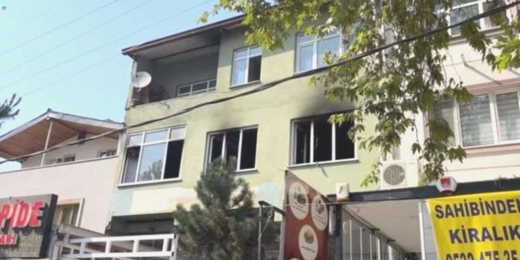 Oturduğu daireyi ateşe verdi: Yakınları vefattan döndü
