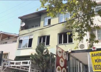 Oturduğu daireyi ateşe verdi: Yakınları vefattan döndü