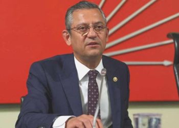 Özgür Özel ‘değişim’ davetini yineledi: ‘Sıkışınca Atatürk’ten bahsedip, alkış alarak ilerlenemez’