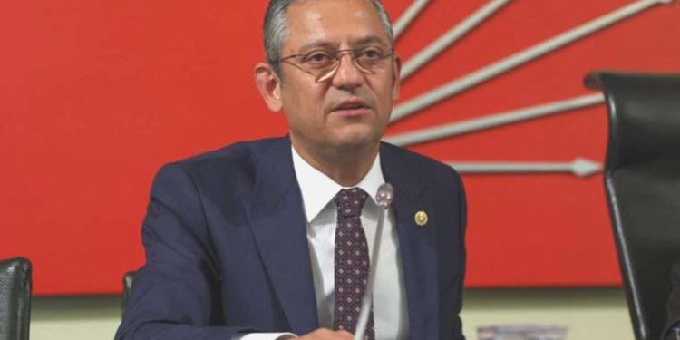 Özgür Özel ‘değişim’ davetini yineledi: ‘Sıkışınca Atatürk’ten bahsedip, alkış alarak ilerlenemez’