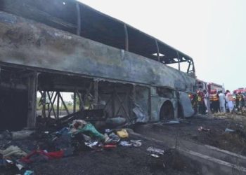 Pakistan’da kaza yapan otobüs yandı: 20 meyyit, 15 yaralı