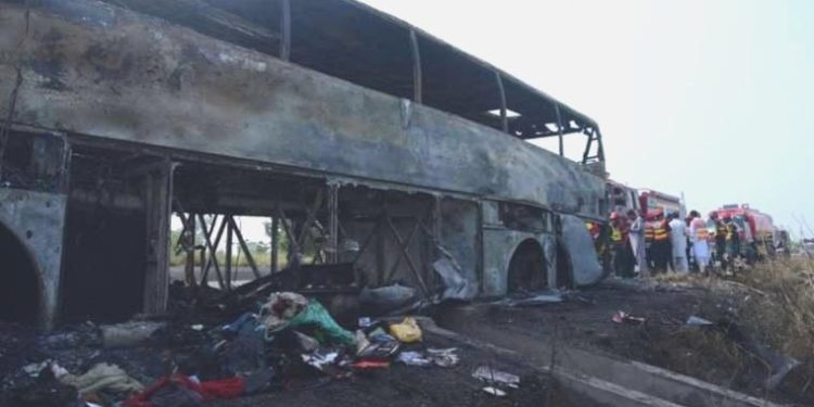 Pakistan’da kaza yapan otobüs yandı: 20 meyyit, 15 yaralı
