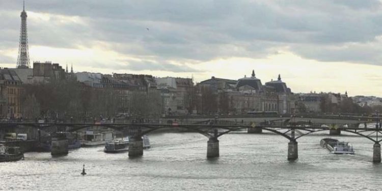 Paris’teki Sen Irmağı’nda yapılması planlanan bir yüzme aktifliği daha kirlilik nedeniyle iptal edildi