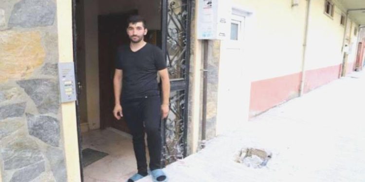 Sakarya’da yol çalışması sonrası kapı kaldırımın altında kaldı