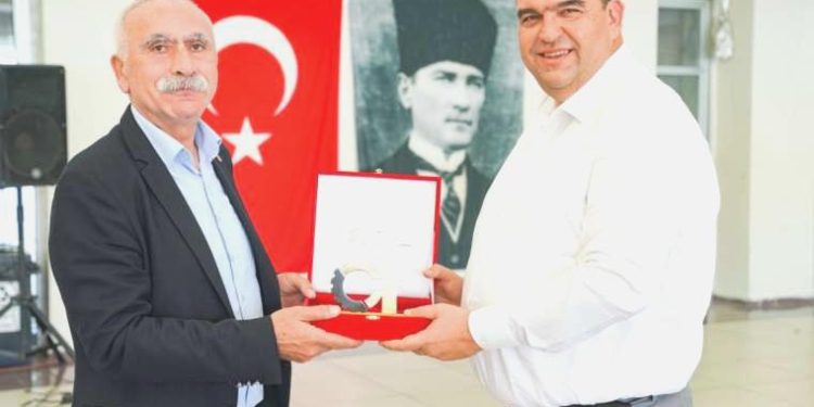 Seferihisar’da TİS sevinci: Emekçilere yüzde 70 artırım yapıldı