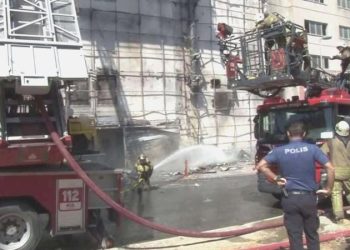 Son Dakika: Esenyurt’ta kültür merkezinde yangın