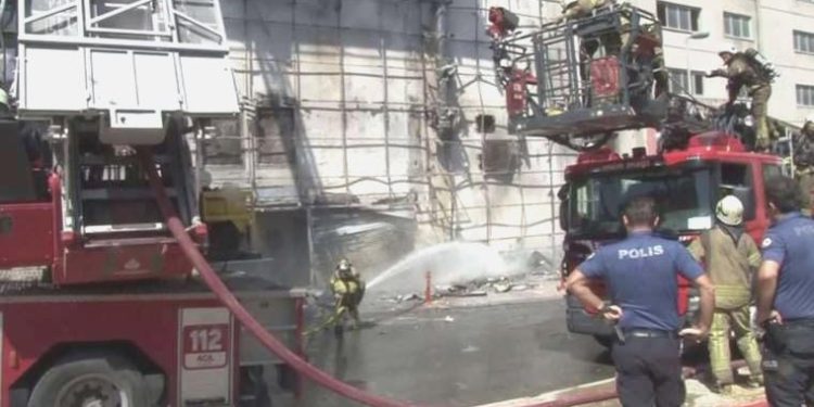 Son Dakika: Esenyurt’ta kültür merkezinde yangın