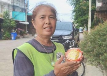 Tayland’da bulduğu altınları polise götüren temizlikçiye belediye liderinden ödül