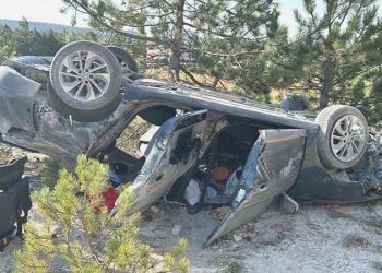 Tıpkı istikamete giden arabalar çarpıştı: 1’i bebek, 6 yaralı