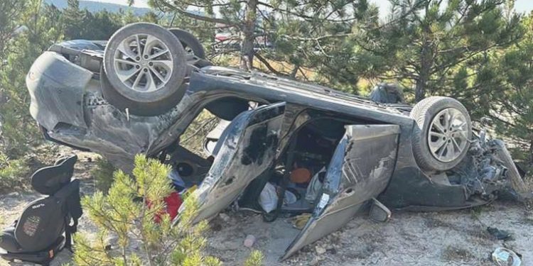 Tıpkı istikamete giden arabalar çarpıştı: 1’i bebek, 6 yaralı