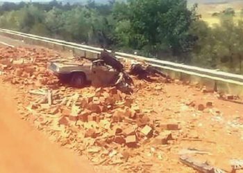 TIR’daki tuğlalar, arabanın üzerine döküldü: 2 yaralı