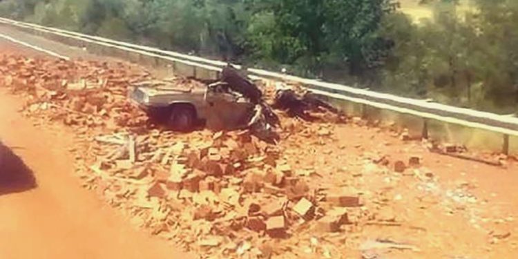 TIR’daki tuğlalar, arabanın üzerine döküldü: 2 yaralı