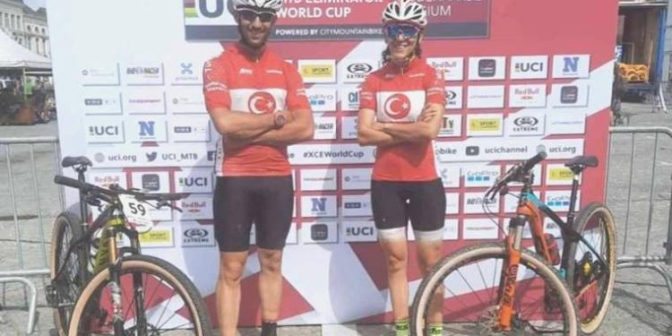 Türk bisikletçi Gökay Konuk Belçika’da kaza sonucu kırılan bisikletini bantlayarak yarışı orta sırada bitirdi