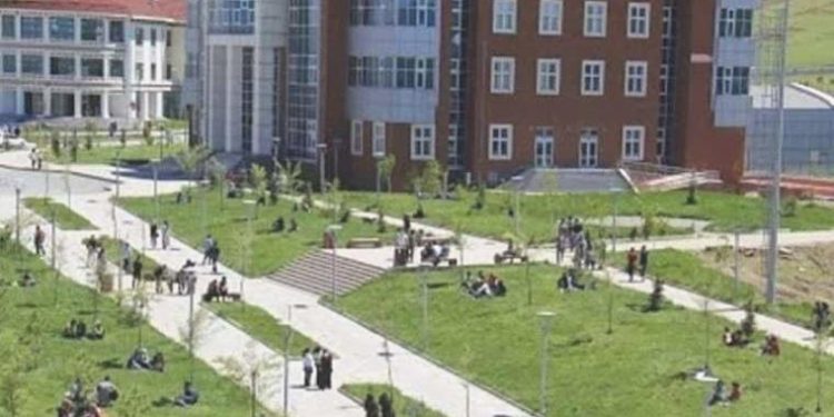 Üniversitelerin takım alımı için verdiği ‘adrese teslim ilanlar’ engellenemiyor: ‘Kuklacı doçent’ arandı