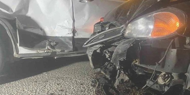 Uşak’ta iki araba kavşakta çarpıştı: 5 yaralı