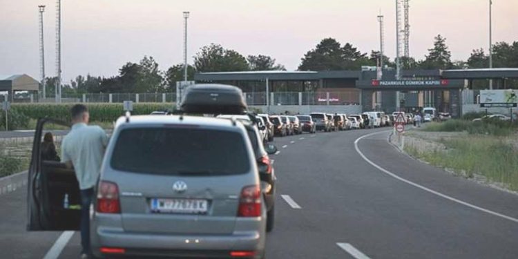 Yunanistan’daki yangınlar nedeniyle İpsala’dan geçemeyenler Pazarkule’ye yöneldi